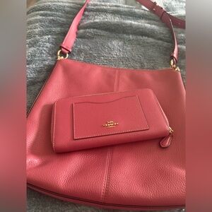 COACH MAE CROSSBODY and matching wallet l!!! Minimum wear and tear!